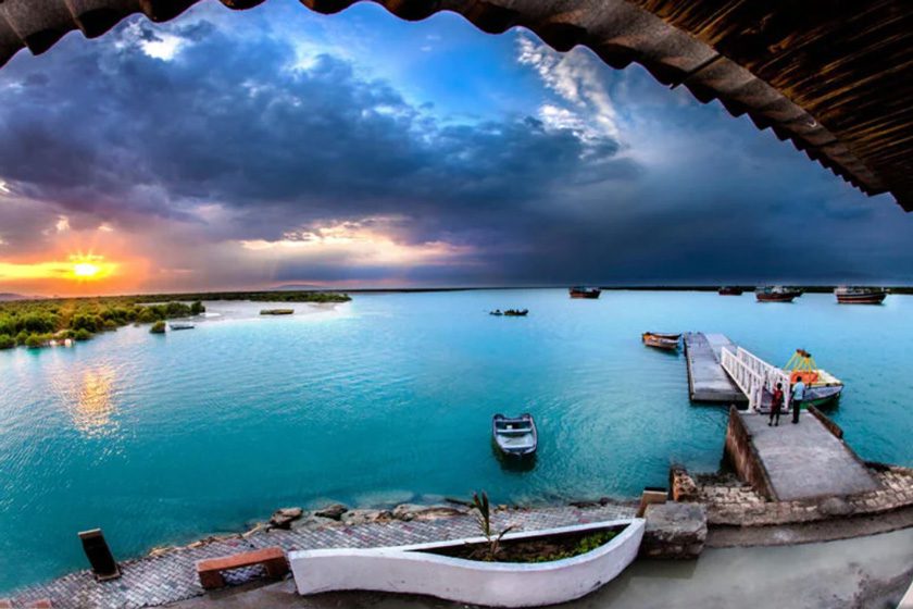 How far is it from Shiraz to Qeshm by car?