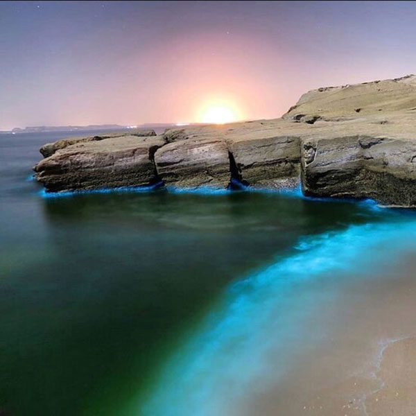 در این تصویر ساحل جزیره هنگام در شب را مشاهده میکنید