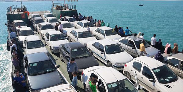 &nbsp;براي رفتن به جزيره قشم شما در ابتدا بايد به بندر عباس برويد و از آنجا براي خود و ماشينتان بليط اتوبوس دريايي به سمت جزيره قشم تهيه كنيد.