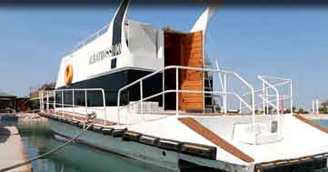 کشتی تفریحی در قشم